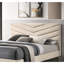 Lit double avec flanelle douce beige et tête de lit Mid-Century moderne avec cadre doré-1080923583