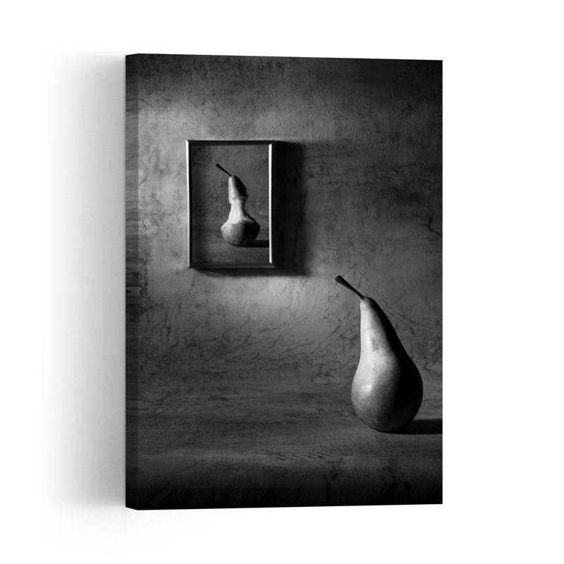 Poire et reflet - Affiche murale contemporaine surréaliste et dramatique représentant des fruits, H 48 po x l 32 po