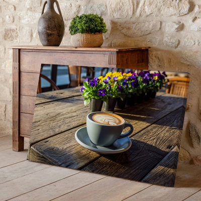 Toile «A Cosy Caf Scene» avec une tasse d'art mural magnifiquement fabriquée avec un art au latte complexe reposant sur une toile murale en bois rustique
