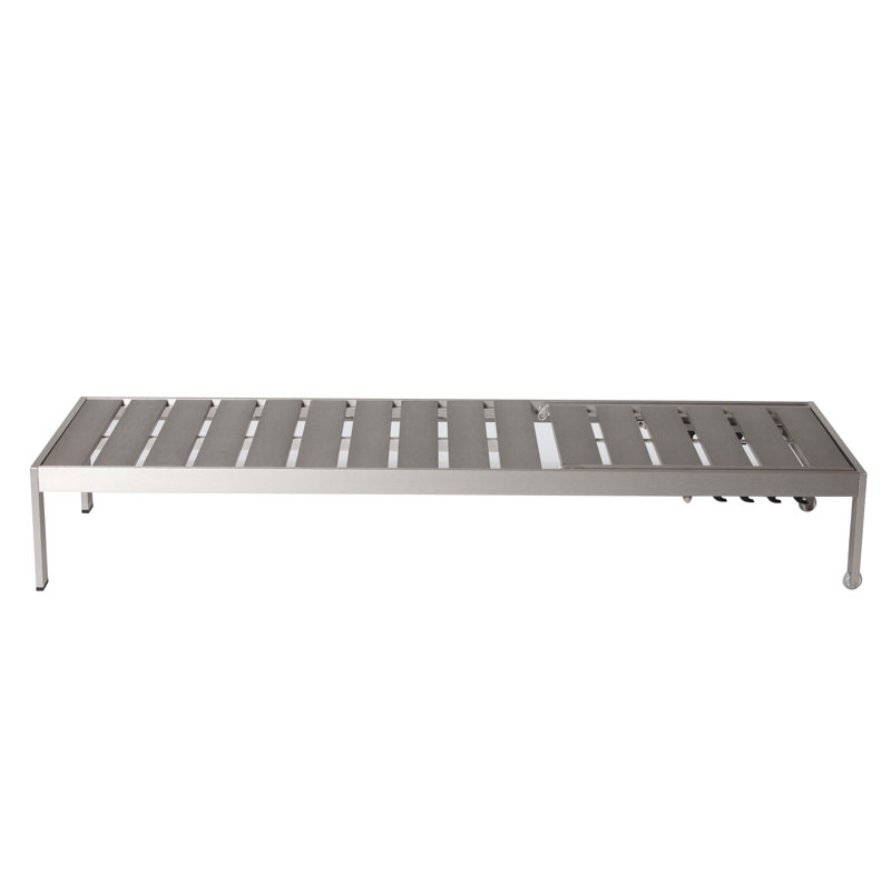 Chaise longue d'extérieur Devan en aluminium avec inclinaison réglable, lames en polyrésine, roulettes, structure argentée et lames en polyrésine grise