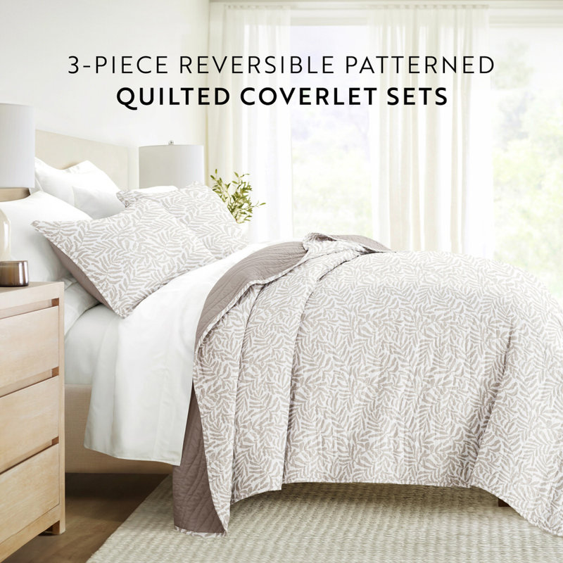 Quilt Set Super Soft Lightweight All Season Quilted Coverlet in Tossed Ferns, Queen Coverlet Set + 2 Standard Pillow Shams