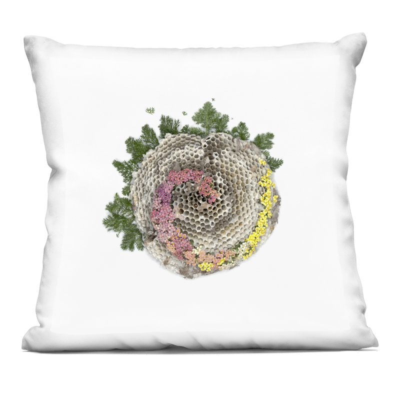 Coussin Honeycomb with Botanicals, imprimé par Beth Adoette
