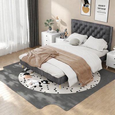Luxueux lits en velours, grand, gris, style moderne pour la chambre principale