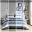 Édredon simple à rayures avec draps en bleu et gris. Rembourrage. Édredon, taies décoratives, drap plat, taies d'oreiller ajustées. Convient à un matelas de 14 po ou moins. Lavable à la machine. Draps bleu / gris modernes.