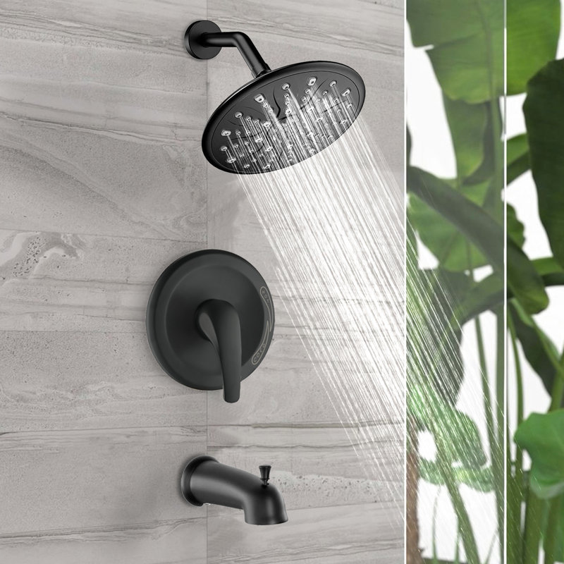 Douche à poignée simple en noir mat lisse. Possède une pomme de douche à effet pluie, une douche à main, un bec de baignoire et une valve. Débit de 1,8 gallons par minute. Résiste à la corrosion. 360 réglable. Robinet mural noir avec une poignée. Débit
