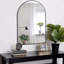 Miroir de salle de bain 20 po x 30 po avec cadre en métal noir arqué pour le mur. (W2203134104)