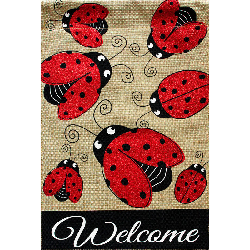 Coccinelle rassemblant le drapeau de la maison en toile de jute