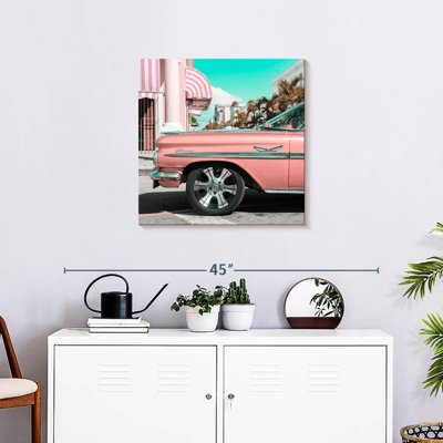Voiture rose rétro Mehar