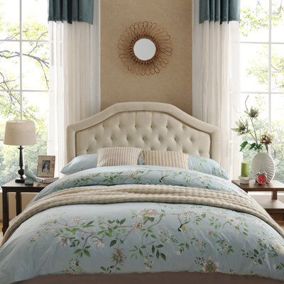 Tête de lit grand avec design contemporain - coutures à boutons et détails cloutés à motif de losanges assemblage de revêtement beige requis Une couture moderne rehausse l'attrait du revêtement