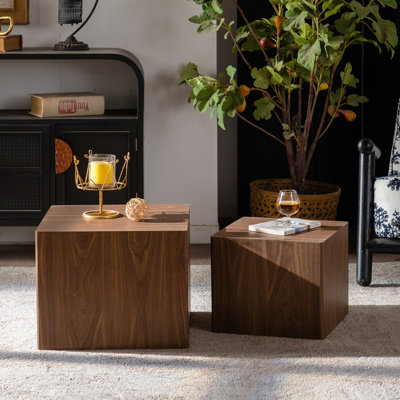 2 tables basses gigognes cubiques modernes en noyer, design grain de bois, gain de place, idéales pour les appartements, avec autocollant, parfaites pour les petits espaces
