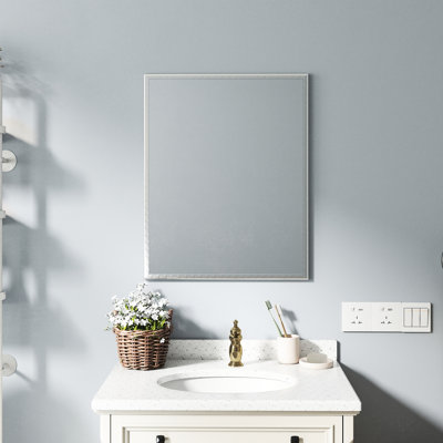 Miroir compact en aluminium argenté de 24 pouces pour la salle de bain, avec une finition brillante et une image claire offrant une vue élégante