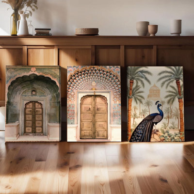 Ensemble de 3 affiches murales encadrées, style indien traditionnel, sur toile : porte du paon, porte ornée et paon dans un jardin de palmiers. Parfait pour la décoration du salon, de la chambre ou du bureau. Style bohème ethnique vintage.
