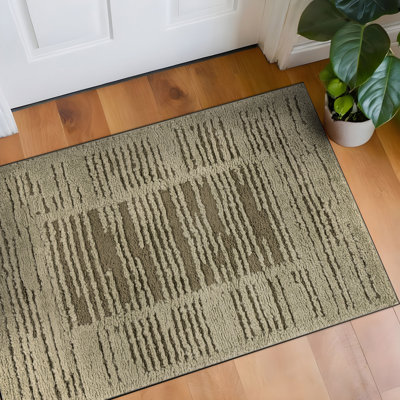 Tapis d'intérieur à poils longs et doux, tissé à la machine, vert sauge, avec bordure rayée et cadre encadré.
