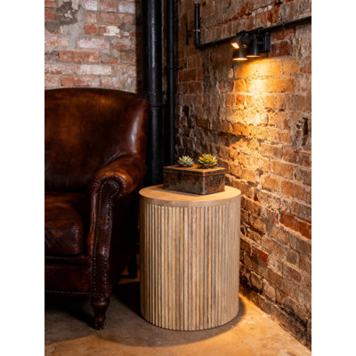 Collection Table de bout ronde ronde moderne en chêne blanc, fabrication en bois de manguier massif avec design cannelé contemporain, 20 po x 20 po x 22 po
