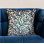 Bleu de turquoise Plutus, motif floral crème Coussin décoratif
