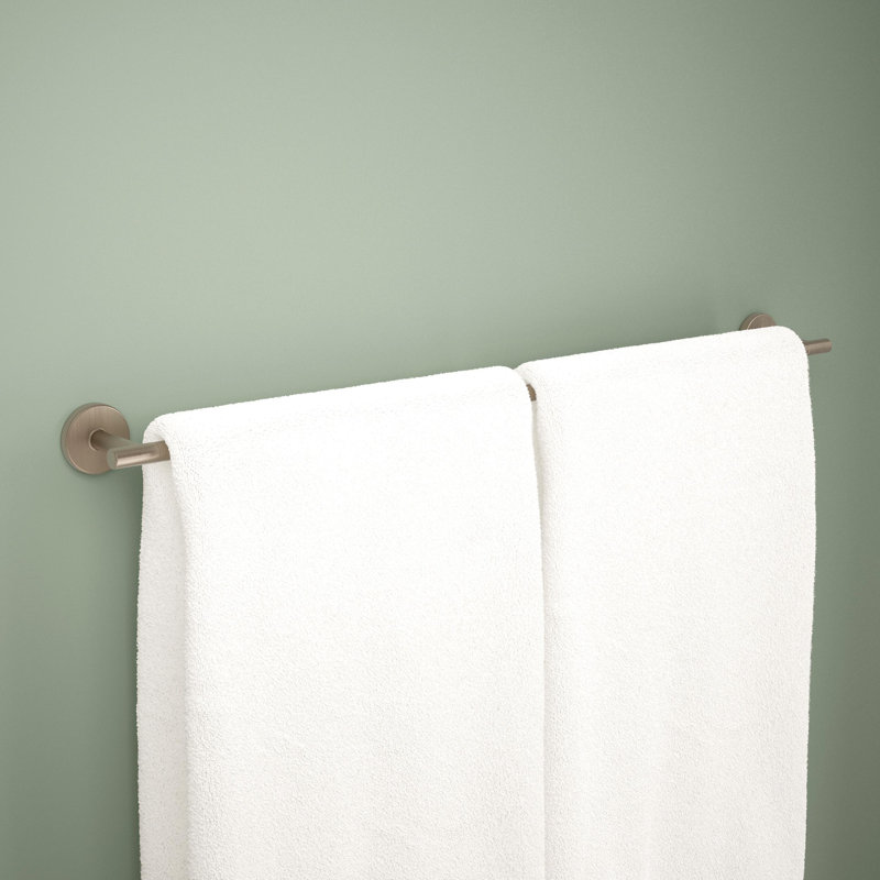 Porte-serviettes mural, accessoire et quincaillerie de salle de bain Trinsic, 2.25'' H x 33.25'' W x 3.38'' D