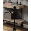 Console industrielle avec tablettes en bois reproduites et fond ouvert dans un ton naturel noir classique