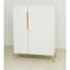 Buffet de cuisine contemporain avec poignées dorées, lignes épurées, rangement pour la vaisselle et les appareils électroménagers, pieds solides, présentoir à poignées blanches modernes pour petits espaces, design élégant, options polyvalentes,