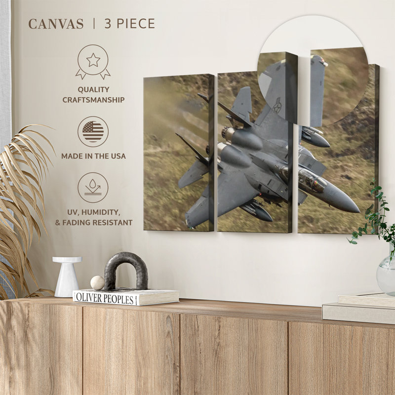 Avion militaire en vol, reproduction sur toile, H 48 po x l 74 po