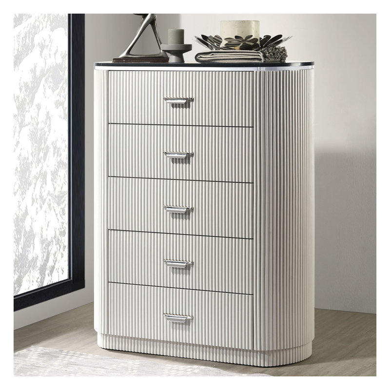Commode de chambre contemporaine à 5 tiroirs gris clair avec plateau en pierre de culture et poignées chromées