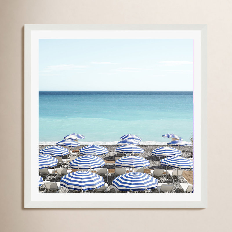 Photo de parasol bleu par Henrike Schenk, H 36 po x l 36 po x P 0,75 po, Papier avec cadre blanc, Oui