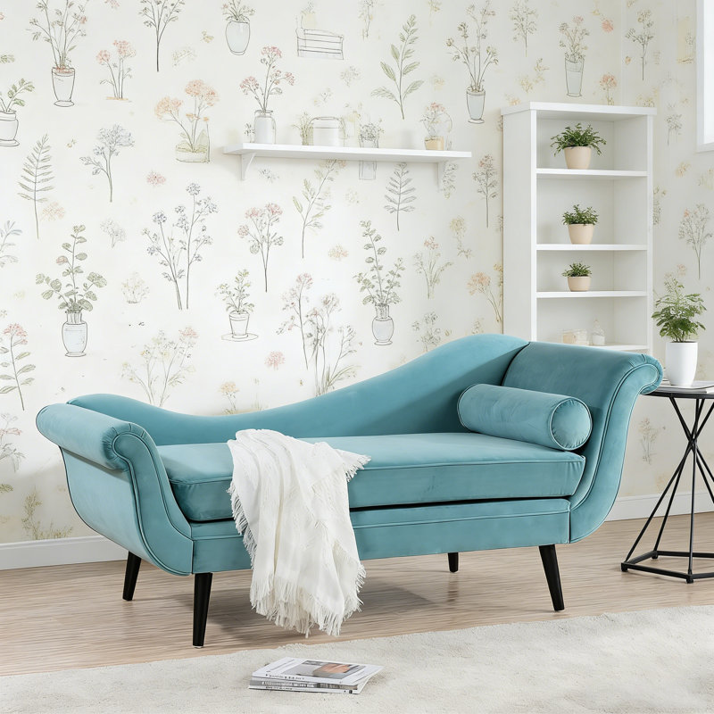 Chaise longue avec accoudoirs à volutes, rembourrage en éponge confortable à haute densité et pieds en bouleau effilés pour une détente élégante.