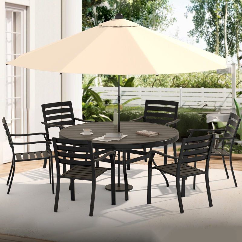 Chaises d'extérieur noires en métal, une de 2 pour les jardins, les terrasses et les piscines. Cadre météo, procédé écologique, salle à manger au bord de la piscine. Fer, finition, installation rapide