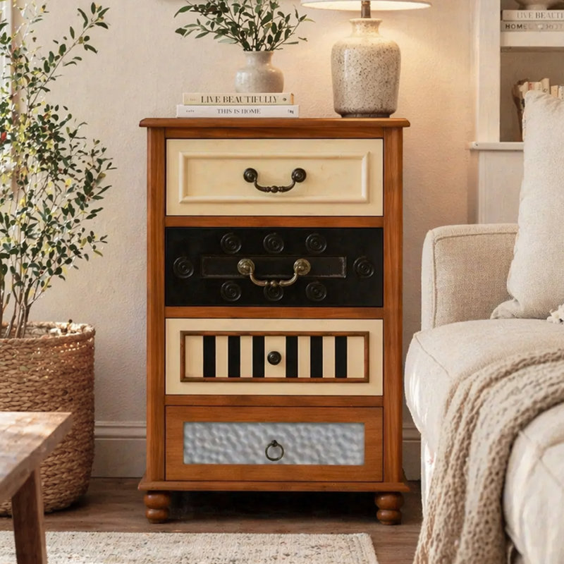 Commode éclectique vintage Cayden avec 4 tiroirs sculptés à la main, armoire en noyer chaleureux