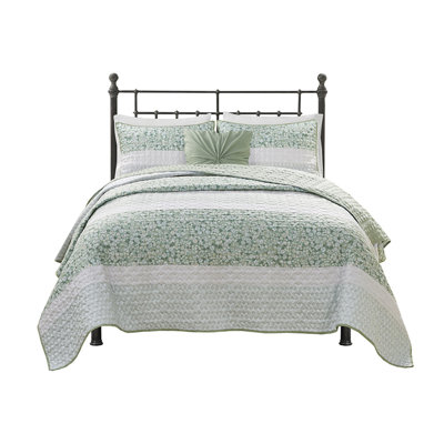 Luxurious Seersucker Quilt Set with Throw Pillow