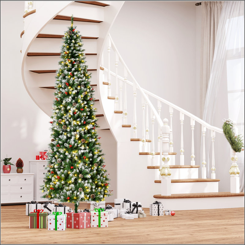 Arbre de Noël artificiel enneigé 9 pi avec branches réalistes, 460 lumières DEL, pommes de pin, baies rouges et 1298 pointes