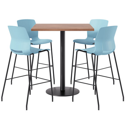 Ensemble repas pour 4 personnes à hauteur de bar