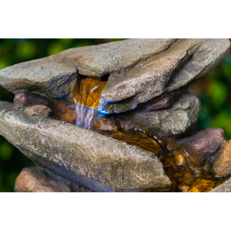 Fontaine à plusieurs niveaux en pierre avec éclairage