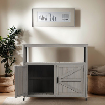 Table de bar de patio grise en bois de sapin massif avec rangement, buffet intérieur à lattes élégant avec rangement à lattes, rangement spacieux pour les outils, utilisation polyvalente dans toute table de buffet climatisée,