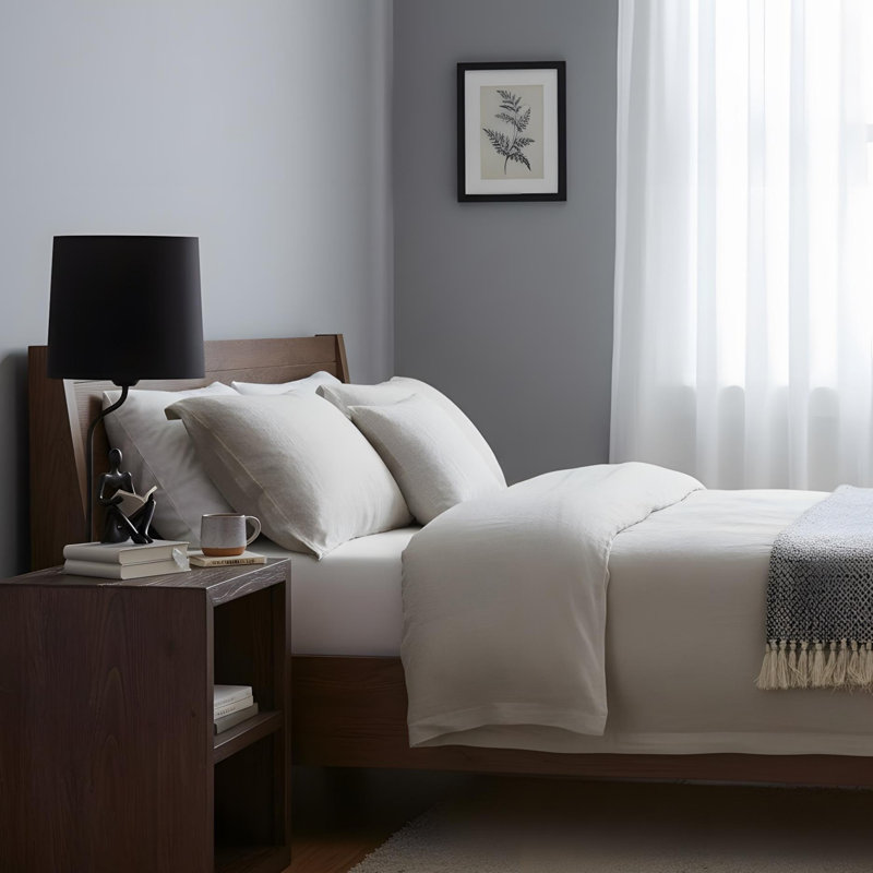 Matériau en polyrésine d'une lampe de table moderne de 20,5 po en forme de lecteur (assise sur une pile de livres grise)