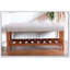 Le banc en tissu et en finition de chêne Charla, parfait pour les entrées et les salons, allie style et confort avec une fabrication durable.-366053789