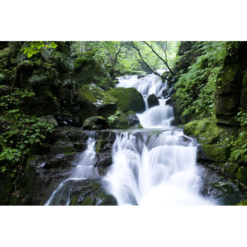 Cascade d'eau par Ooyoo, H 12 po x l 18 po