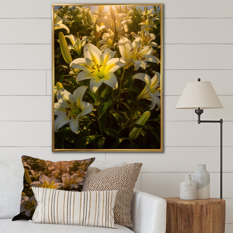 «Lilies Field Of Beauty Dreamscape IV», reproduction sur toile, Cadre flottant doré, H 32 po x l 16 po x P 1 po