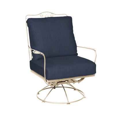 Briarwood Swivel Outdoor Lounge Chair
