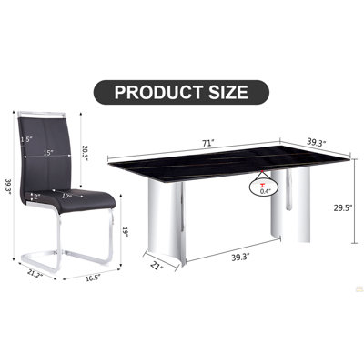 Ensemble de table et de chaises. La table a un plateau en verre avec des autocollants imitant le marbre et des pieds argentés en acier inoxydable.