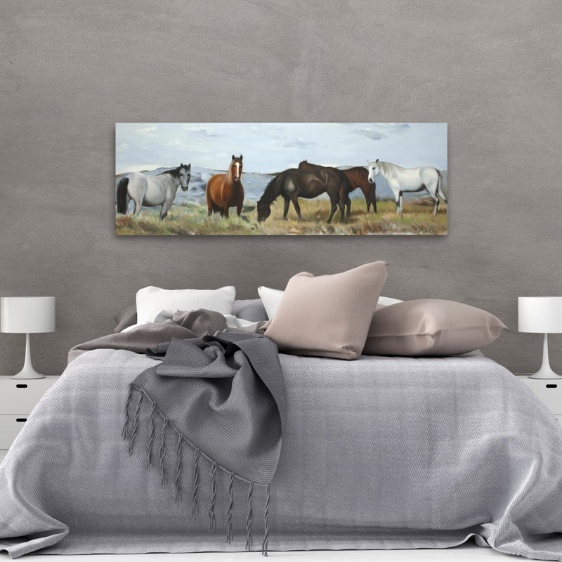 Chevaux mangeant dans la prairie