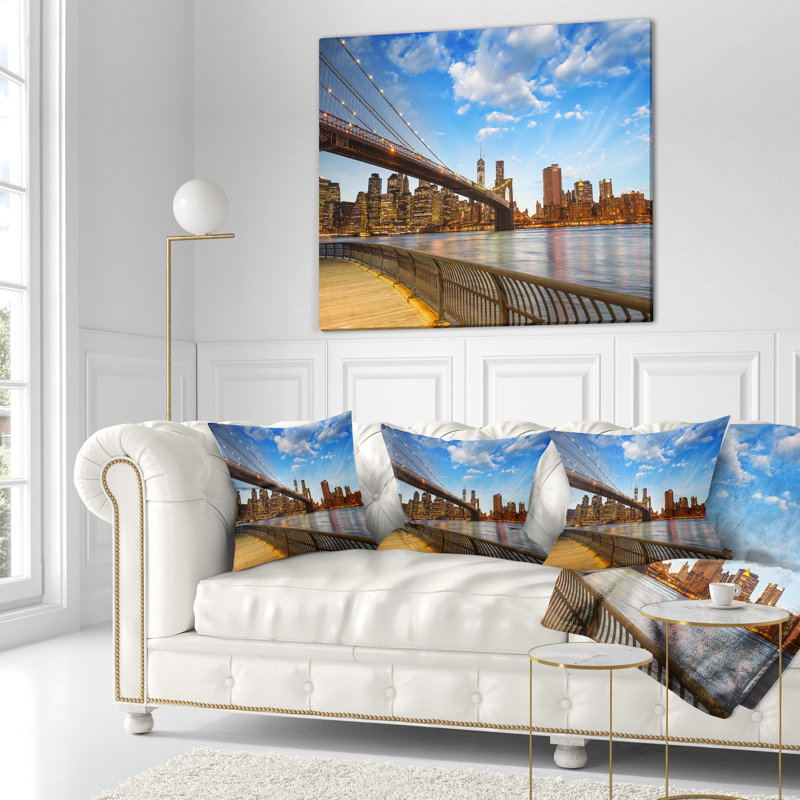 Coussin Cityscape Calm Sky Over Brooklyn Bridge, 16 po x 1 po, Carré