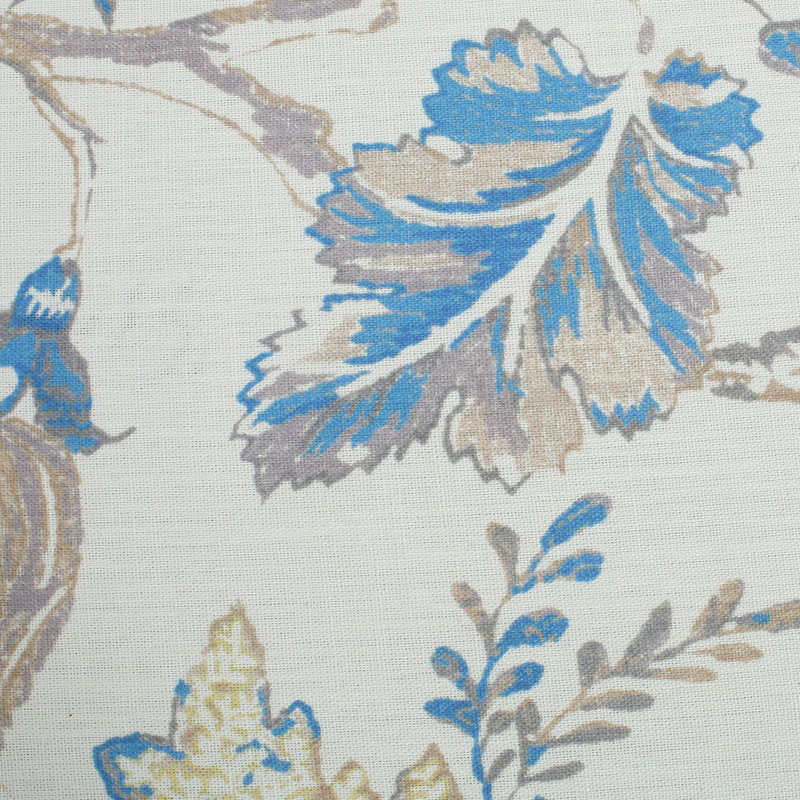 Canapé beige et bleu élégant avec revêtement lisse et pieds en bois de bouleau pour des sièges supplémentaires. Charmant motif floral et structure minimaliste attrayante.