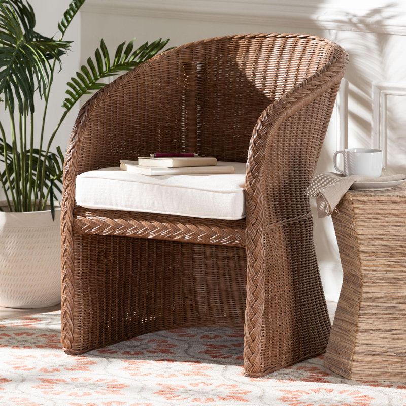 Chaise avec accoudoirs en rotin tressé Charrie