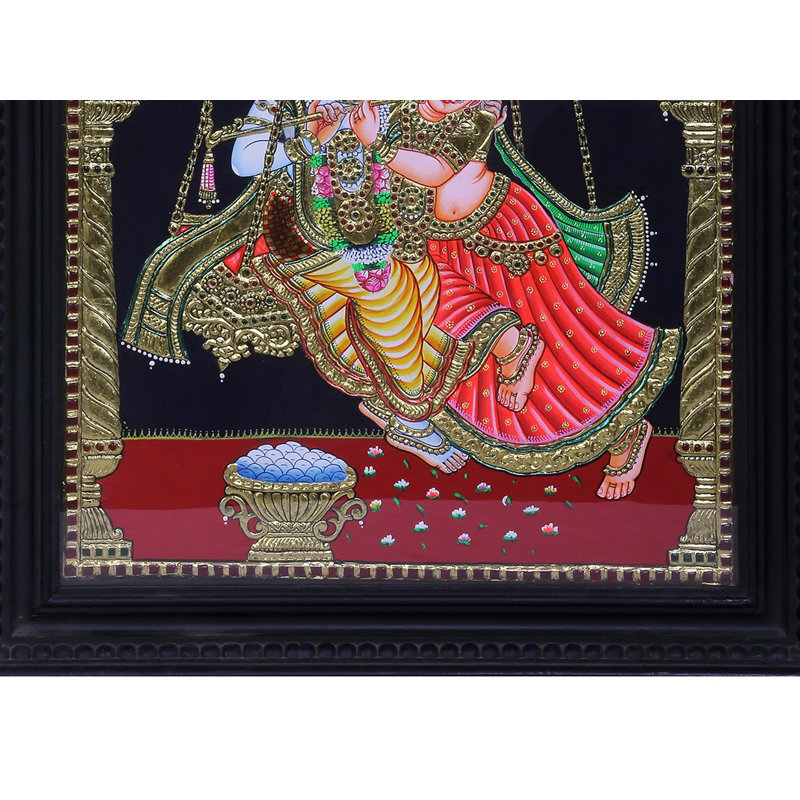 Peinture de Radha Krishna sur une balançoire Tanjore | Couleurs traditionnelles avec or 24 carats | Structure en bois de teck