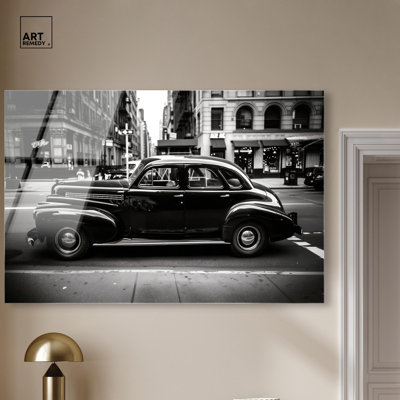 Voiture rétro à New York, photographie élégante en acrylique par Art Remedy, prête à être accrochée