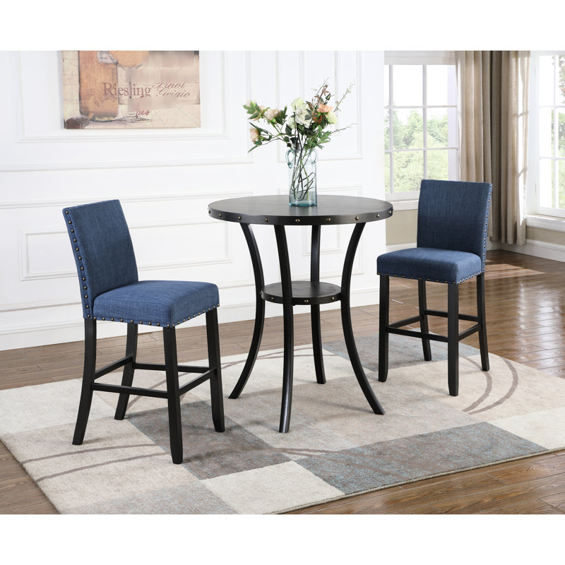 Table ronde de 36 po - Pieds en métal, 2 tabourets en tissu bleu, espace de rangement supplémentaire avec barre et chaises.