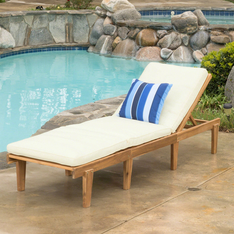 Chaise longue en bois avec coussin