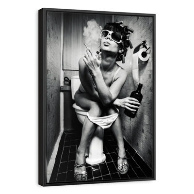 Femme dans la toilette