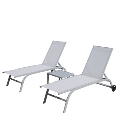Chaise longue extérieure 3 places - Grise. 5 positions réglables. Alliage d'aluminium. Tissu. Roulettes. Parfait pour la plage, la terrasse et la piscine. Convient également au jardin et à la plage.