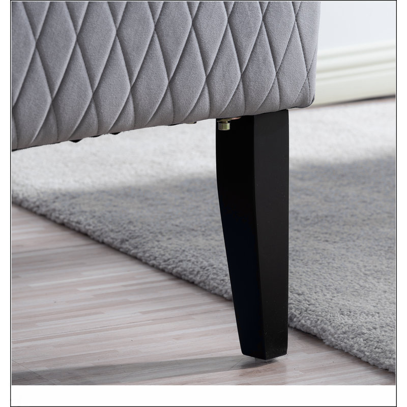 Luxueux fauteuil d'appoint rembourré en velours avec des pieds en bois robustes, parfait pour un décor moderne et élégant.